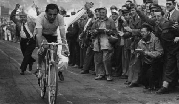 1952: Fausto Coppi vince la tappa di Bolzano del Giro d'Italia (da Settimana Incom)